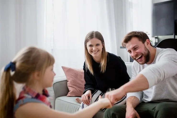 Родители общаются с ребёнком